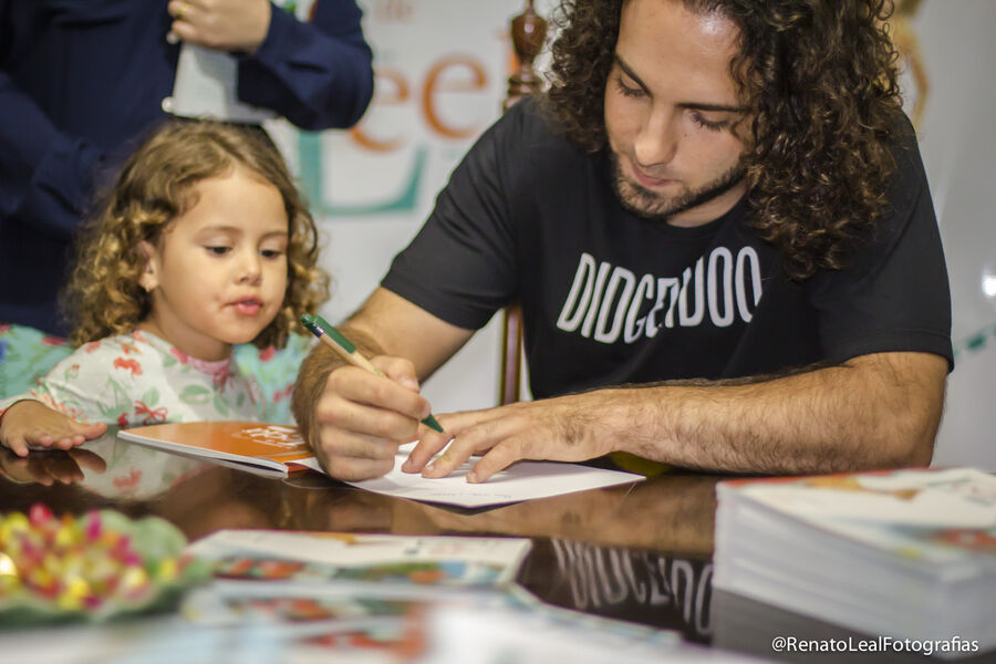 Famílias no lançamento do livro As Aventuras de Leela